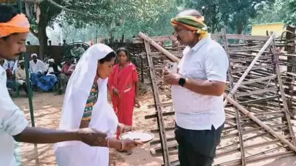 ग्राम कांडे में आयोजित शोक कार्यक्रम में विधायक इन्द्रशाह मंडावी शामिल हुए, परिजनों को ढांढस बंधाया