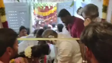 திருவண்ணாமலை: பெரியார் சிலை அருகில் உள்ள த.வெ.க தெற்கு மாவட்ட செயலாளர் பாரதிதாசன் இல்ல கிரகப்பிரவேச நிகழ்ச்சியில் புஸ்ஸி ஆனந்து கலந்து கொள்ள வருகை தந்தார்