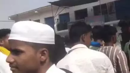 बिसवां: भरथा गांव के पास अनियंत्रित होकर बैट्री ई-रिक्शा सड़क पर पलट गया, पिता और पुत्र गंभीर रूप से घायल