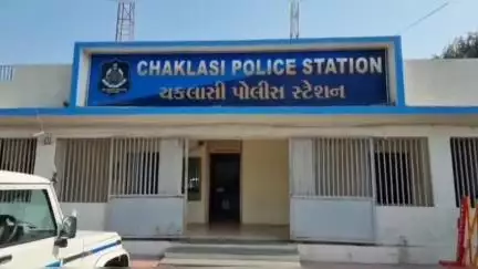 નડિયાદ: અલીન્દ્રા ચકલાસી રોડ પર બે દ્વિચક્રી વાહનો વચ્ચે સર્જાયેલા અકસ્માતમાં દંપતી ઇજાગ્રત, પોલીસે કાર્યવાહી હાથ ધરી.