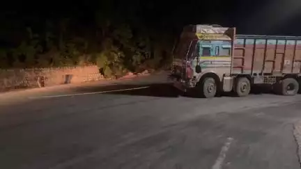 जशपुर: लोरो घाट में चढ़ाई के दौरान ट्रक का टायर फटा, ट्रक बीच सड़क पर खड़ी हुई, राहगीरों को हो रही परेशानी