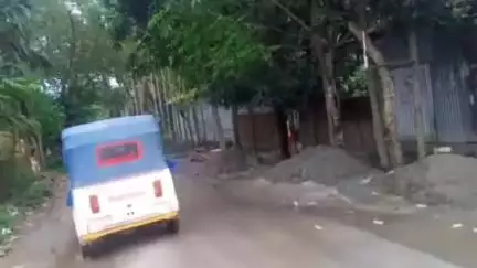 মানকাচৰ: হাটশিঙিমাৰীৰ কানাইমাৰাত সংঘটিত ই ৰিস্কা, ৰাস্তাৰ জৰাজীৰ্ণ অৱস্থাৰ বাবেই সংঘটিত হয় দুৰ্ঘটনাটো