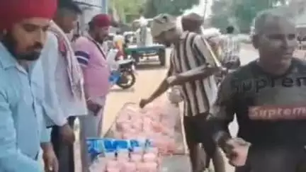 बुढ़ाना: बुढ़ाना कस्बे के कांधला रोड पर भीषण गर्मी से बचाव के लिए छबील लगाकर लोगों को मीठा पानी नि:शुल्क वितरित किया गया