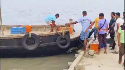 নামখানা: প্রশাসনকে বুড়ো আঙ্গুল দেখে দিদার সমুদ্রে, মাছ ধরা নামখানা ধরা পড়লো