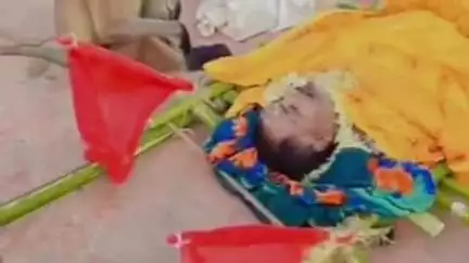 सारठ: बरमसोली: JMM नेता मुन्ना कुमार की मौत से मातम, अंतिम संस्कार के दौरान बंदर का रोल देख लोग हुए अचंभित