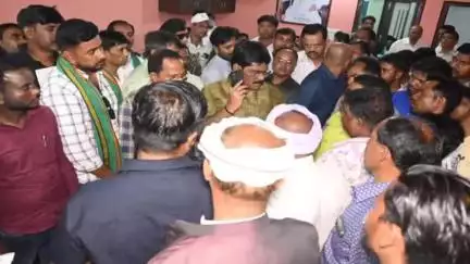 गोमिया: पेटरवार में मंत्री ने सुनी ग्रामीणों की समस्याएँ, अधिकारियों को जल्द समाधान के दिए निर्देश