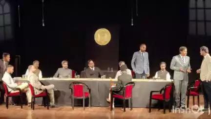 गिर्वा: शिल्पग्राम में मंचित हुआ चर्चित नाटक ‘12 एंग्री मैन’, जयपुर के युवाओं के जीवंत अभिनय ने दर्शकों को किया मंत्रमुग्ध