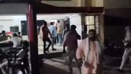 बुढ़ाना: बुढ़ाना कस्बे के मोहल्ला कृष्णापुरी में ट्रैक्टर ट्रॉली पर तेज आवाज में गाने बजाने पर दो पक्षों में विवाद, पुलिस जांच कर रही