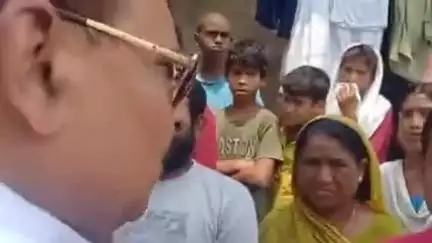 गोला: सिधुआपार करवनिया टोला में सड़क हादसे में मृत युवकों के परिवार से मिले चिल्लूपार के पूर्व MLA, आर्थिक मदद का दिया आश्वासन