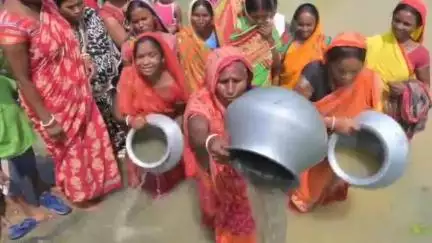 कसमार: दुर्गापुर गांव में इजरी नदी का पानी दूषित होने से ग्रामीण महिलाओं में आक्रोश