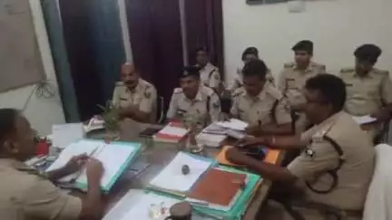 बेनीपुर: अनुमंडल आरक्षी कार्यालय बेनीपुर में एसडीपीओ आशुतोष कुमार ने पुलिस अधिकारियों के साथ की बैठक