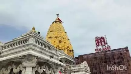 દાંતા: રવિવાર અને વેકેશનના અંતિમ દિવસોમાં શક્તિપીઠ અંબાજી મંદિરમાં ભક્તોનું ઘોડાપૂર ઉમટ્યું.