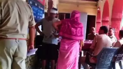 खजनी: खजनी इलाके के कूंड़ा भरत गांव में जमीनी विवाद के चलते महिला की पिटाई