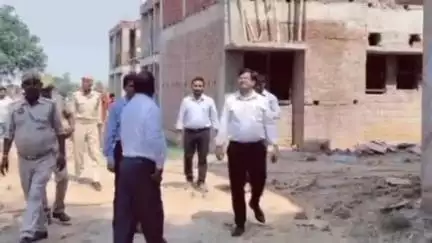 कैंपियरगंज: कैंपियरगंज में कर्मचारी आवास का SDM ने किया निरीक्षण, 13 करोड़ की लागत से बन रहा तीन मंजिला भवन