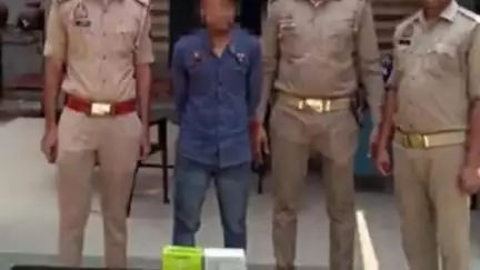 कोल: पुलिस ने बरौला बाईपास से चोरी की गई 2 बैटरी के साथ शातिर चोर को किया गिरफ्तार, भेजा जेल