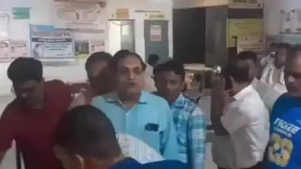 नौतनवा: लक्ष्मीपुर सीएचसी का सीएमओ ने किया औचक निरीक्षण, अनुपस्थित स्वास्थ्यकर्मियों पर की कार्रवाई