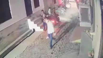 बड़ौत: आवास विकास कालोनी बड़ौत में 5 नकाबपोश बदमाशों की अंधाधुंध फायरिंग से फैली दहशत, मिले करीब 12 खोखे, CCTV वीडियो वायरल