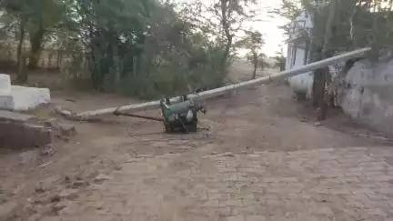 उप तहसील बेडम के ग्राम डभारा में आए तूफान से डीपी सहित पोल गिरा जिससे दे रहा है दुर्घटना को न्योता