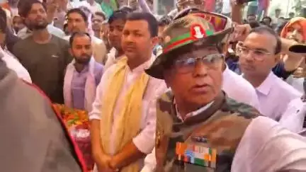 ऑपरेशन सिंदूर में शहीद हुए सुनील यादव के ऊपर रिथ  पुष्प के साथ श्रद्धांजलि देते पूर्व सैनिक संघ अध्यक्ष राम नाथ सिंह।