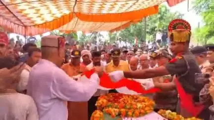 शाहिद सुनील यादव के ऊपर बिहार राज्य पूर्व सैनिक संघ के अध्यक्ष ने तिरंगा और पुष्प चढ़ाकर साथियों के साथ श्रद्धांजलि दिया