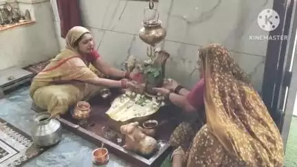पंधाना: बोरगांव बुजुर्ग के शिव मंदिर में महिलाओं ने शिवलिंग की पूजा-अर्चना कर ॐ नमः शिवाय का जाप किया