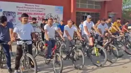 झुंझुनू: चिकित्सा विभाग द्वारा आयोजित हाइपरटेंशन जागरूकता अभियान के तहत स्वर्ण जयंती स्टेडियम से निकाली गई साइकिल रैली