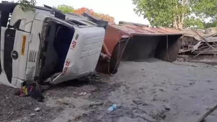 जैसीनगर: जैसीनगर जनपद कार्यालय के सामने राखड़ से भरा डंपर पलटा, दो घायल, एक गंभीर