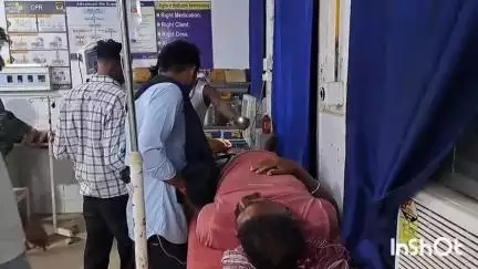 जमुई: सिसोदिया पेट्रोलपंप के पास तेज रफ्तार बाइक सड़क किनारे खड़ी ट्रक से टकराकर दुर्घटनाग्रस्त, दो लोग हुए घायल
