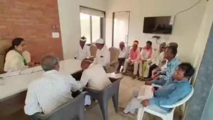 મોરવા હડફ: મોરવા હડફ ધારાસભ્ય નિમિષાબેન સુથાર દ્વારા પોતાના કાર્યાલય ખાતે અરજદારોની રજૂઆત સાંભળી હતી