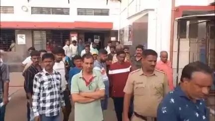हातकणंगले: कोल्हापूर-इचलकरंजी रोडवरील कबनूर  येथील हुंदाई शोरूम समोर फळ विक्रेत्यावर प्राणघातक हल्ला
