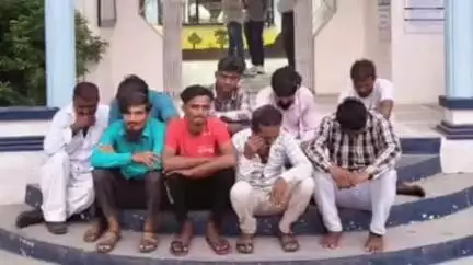 તાલાળા: તાલાલાના સેમરવાવ -ઉમરાળા રોડ પર જાહેરમા જુગાર રમતા 9 શખ્સોને 11370 ની રોકડ સાથે ઝડપી પાડયા .