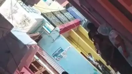 ललितपुर: झांसीपुरा में अर्धनग्न युवक के साथ विपक्षियों ने दबोच कर जमकर की मारपीट, मारपीट का वीडियो सोशल मीडिया पर हुआ वायरल
