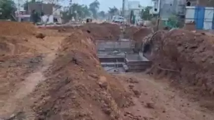 सिहोरा: गांधीग्राम NH-7 पर निर्माणाधीन नाला बना मुसीबत, रोशनी के अभाव में आए दिन हो रही दुर्घटनाएँ