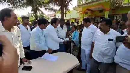 ಕೃಷ್ಣರಾಜಪೇಟೆ: ರಾಯಸಮುದ್ರ ಗ್ರಾಮದಲ್ಲಿ ಪೂರ್ಣಚಂದ್ರ ಕುಟುಂಬಕ್ಕೆ 25 ಲಕ್ಷ ರೂ. ಪರಿಹಾರ ವನ್ನು ವಿತರಿಸಿದ ಸಚಿವ ಎನ್ ಚೆಲುವರಾಯಸ್ವಾಮಿ
