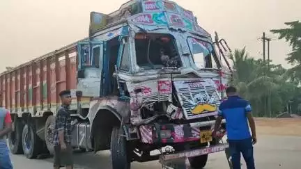 নারায়ণগড়: শ্যামপুরা এলাকায় জাতীয় সড়কে কয়লা বোঝাই লরির পেছনে থাকা অপর এক লরির, গুরুতর আহত এক