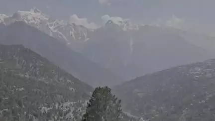 कल्पा: किन्नौर के निचले क्षेत्रों के जंगलों में आग सुलगने की सूचना, ज़िले के अधिकांश क्षेत्र में धुआं छाया