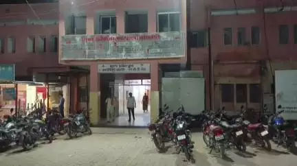 ललितपुर: पीड़ार गाँव में दो पक्षों में हुई मारपीट में दर्जन भर लोग हुए घायल, गंभीर घायलों को लाया गया जिला अस्पताल