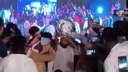 बख्तियारपुर: ग्यासपुर घाट पर गंगा आरती में चिराग पासवान का स्वागत, प्रदेश प्रवक्ता ने पहनाया चांदी का मुकुट