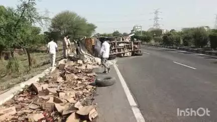 दांतारामगढ़: पलसाना के पास थार गाड़ी की टक्कर से शराब से भरी पिकअप पलटी, बड़ा हादसा टला