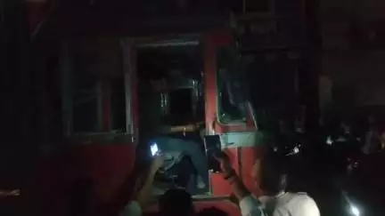 बीना: स्टेशन रोड कॉलेज तिराहे के पास ट्रक की चपेट में आई बाइक, बाइक सवार बाल-बाल बचे