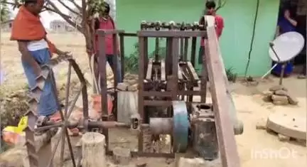 घोरावल: लोहांडी गांव में बाप-बेटे ने बनाया प्रेशर से चलने वाला इंजन, 15 साल तक नहीं पड़ेगा मोबिल या पानी