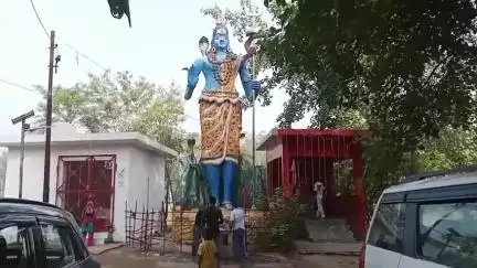 धनौरा: चाकेश्वर शिवालय में जलाभिषेक व प्रसाद चढ़ाने के लिए लंबी कतार, श्रद्धालु घंटों से कर रहे इंतजार