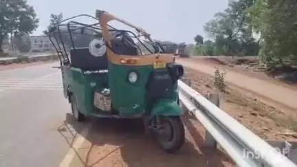 होशंगाबाद नगर: नर्मदापुरम: बुधनी मार्ग पर टायर फटने से ऑटो पलटा, कई लोग घायल, अस्पताल में भर्ती