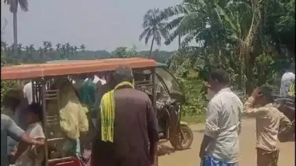 নগাঁও: কচুৱাৰ মাধৱপাৰাত পথ দুৰ্ঘটনা, নিয়ন্ত্ৰণ হেৰুৱাই গড়কাপ্টানী পথত বাগৰি পৰে এখন টেম্পু