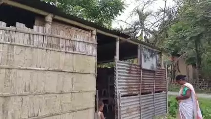 ঢেকিয়াজুলি ভাগ: কুটুলা পথাৰ গাঁৱত জৰাজীৰ্ণ গৃহত চলিছে অংগনবাড়ী শিক্ষাৰ্থীৰ পাঠদান, সমস্যা সমাধানৰ দাবী #jansamasya