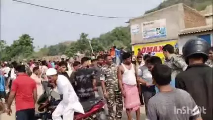 तिसरी: गुमगी में ट्रैक्टर से दादी-पोते की मौत, मुआवजे के लिए ग्रामीणों ने किया सड़क जाम