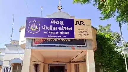 ખેરાલુ: SMCએ હિરવાણી પાન્છા રોડ પરથી ₹ 1579996/-ના મુદ્દામાલ સાથે દારુ ભરેલી ગાડી ઝડપી પાડી