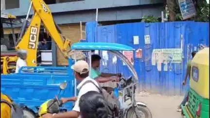 বারুইপুর: চম্পাহাটি মেন রোড দখল মুক্ত করার কাজ শুরু করল প্রশাসন, উপস্থিত পঞ্চায়েত প্রধান