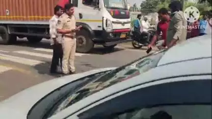 సత్తుపల్లి: వీఎం బంజరలో స్కూటీని లారీ ఢీకొనడంతో పంచాయతీ సెక్రెటరీ అక్కడికక్కడే మృతి