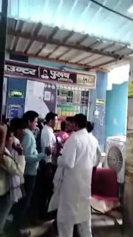औरंगाबाद: सदर अस्पताल के रजिस्ट्रेशन काउंटर पर पर्ची कटाने के दौरान एक व्यक्ति गिरकर हुआ बेहोश, सदर अस्पताल में इलाज जारी